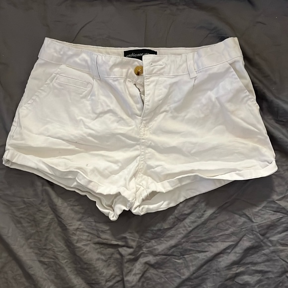 White jean shorts - Picture 1 of 3